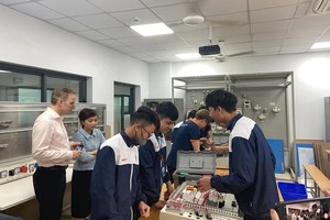 欧洲若干国家派遣专家抵达越南培训单位招募员工。