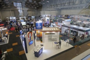 3月5日，人们在南非开普敦参观2024年非洲能源大会的能源展。（图：新华社）