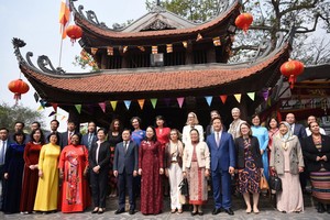 国家副主席武氏映春（前中）同与会代表合影。（图：VOV）