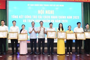 市人委会主席潘文迈向各单位颁发奖状。