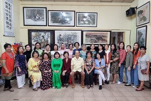 市各民族文学艺术协会民族模范妇女聚会 