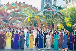 5000名妇女参加推崇越南长衫同演活动