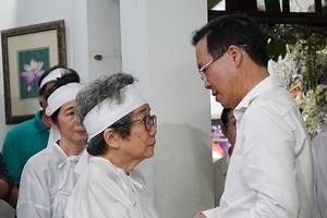 国家领导弔唁黎明珠同志逝世