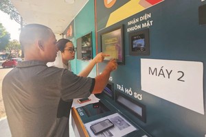 黄世高获第六郡人委会干部指引使用全天候自动接收及退还卷宗结果“柜员机”。