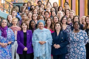 常务副秘书长阿明娜·穆罕默德（中）、联合国妇女署执行主任西玛·巴胡斯与各国驻联合国女大使们一起庆祝2024年3月1日国际妇女节。（图：联合国）