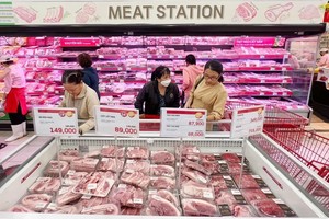 消费者在超市选购食品。（图：云英）