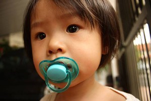 太早戒奶嘴好吗？