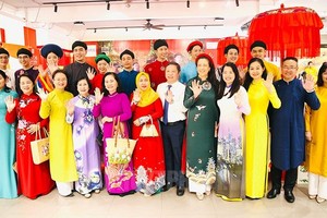 市人民议会主席阮氏丽与代表们在工作室拍摄留念。（图：市党部新闻网）