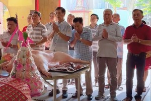 该庙理事长杨振明与诸位理事会成员一起祭祀社神。