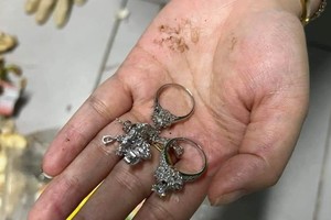 找回的钻戒及耳环。（图片由当事人提供）