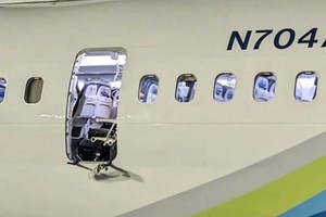 美国西部时间1月5日下午，阿拉斯加航空公司一架波音737 MAX 9型客机在空中发生应急舱门脱落事故。调查人员检查后发现，4个本应将门塞固定到位的螺栓缺失。美国联邦航空管理局之后下令暂时停飞该型飞机。（图：互联网）