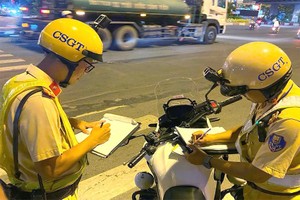 驾驶无证车辆若被交警发现，将被拘留及没收车辆。