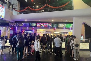 观众在Cinestar电影院购票。