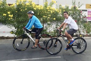 使用自行车做运动渐渐成为不少本市市民喜爱的运动。