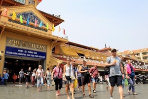 遊客参观平西市场。（图：越通社）