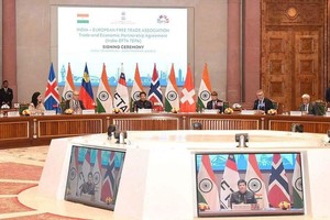 印度贸易部长戈亚尔星期天（3月10日）在印度与欧洲自由贸易联盟（EFTA）四国瑞士、挪威、冰岛和列支敦士签署投资贸易协定的仪式上发表讲话。（图：AFP）