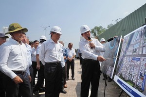 市委书记阮文年检查项目进度。（图：黄雄）