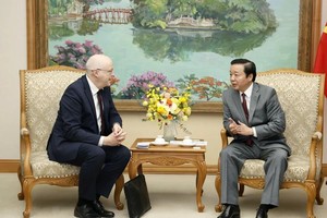 政府副总理陈红河（右）接见芬兰驻越南特命全权大使科欧‧诺万托。（图：文牒）