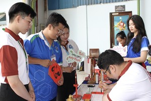 文献大学书法俱乐部写挥春送师生