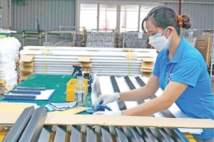 钢铁工厂生产线。（图：互联网）