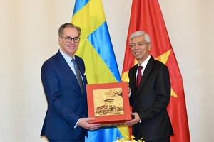 市人委会副主席武文欢（右）向瑞典国际合作发展外贸部副部长哈坎.杰弗雷尔赠送纪念品。（图：越勇）