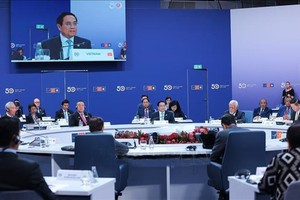 政府总理范明政在峰会全体会议上发言。（图：越通社）