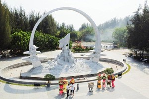 葛麻战士纪念区竖立“光荣倒下的英雄”15.9米高塑像台。（图：TTO）