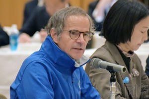 3月13日上午，国际原子能机构（IAEA）总干事格罗西在福岛县磐城市出席了与渔业人士等召开的会议。（图：共同社）