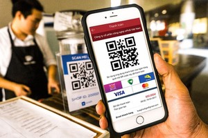 一名消费者购买物品时扫码支付。（示意图：互联网）