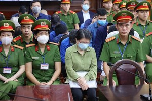 庭审上的被告杜氏嫺（前右二）。（图：越通社）