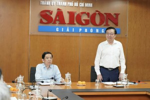 《西贡解放报》干部主动提高政治理论