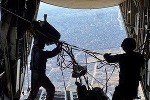 3月10日，美国和约旦的空军部队联合向加沙北部空投了逾一万份救援物资。（图：路透社）