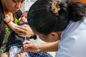 一名五个月大的婴儿在危地马拉上韦拉帕斯的一所卫生中心接受疫苗接种。（图：儿基会）
