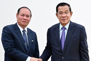 柬埔寨前首相、柬执政党人民党主席洪森（右）与老挝副总理兼公安部部长威莱。（图：柬中时报）