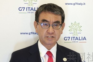 3月15日，日本数字相河野太郎在意大利特伦托接受采访。（图：共同社）