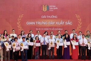 政府副总理陈留光与组委会代表向各报刊颁发最佳展位设计奖。（图：黄雄）