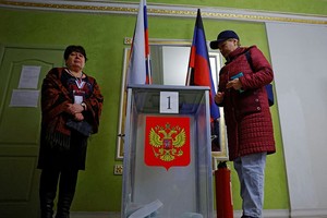顿涅茨克一民众16日在俄罗斯总统选举投票站投票。（图：路透社）