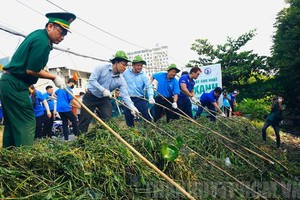 代表们在第十二郡盛禄坊丝瓜涌边清理垃圾疏通水流。（图：市党部新闻网）