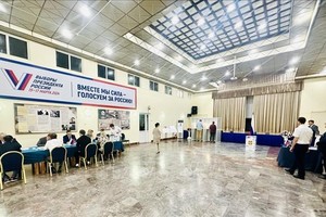 俄国驻越南的选民在俄国驻河内大使馆的投票站进行投票。（图：越通社）