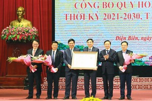 政府副总理陈红河向奠边省领导颁授省规划审批《决定》。（图：VGP）