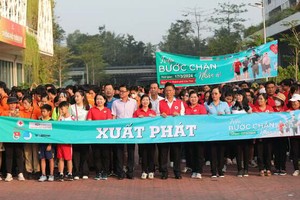 芹苴市 2000 人参加百万步善行活动