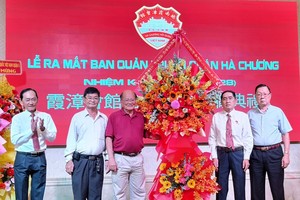 二府、温陵、三山福建会馆向霞漳会馆赠送花篮祝贺。