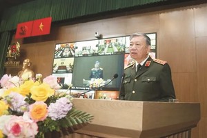 公安部长苏霖在会上致辞。