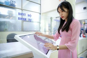 民众在第十郡第十二坊人委会网上登记办手续。