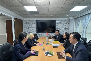 越南工贸部副部长潘氏胜女士会见美国贸易代表办公室（USTR）东南亚与太平洋贸易代表助理萨拉·埃勒曼（Sarah Elleman）女士。（图：越通社）