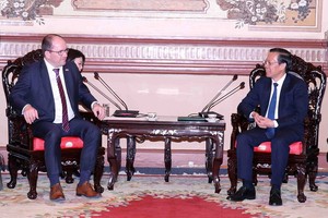 市人委会主席潘文迈接见捷克农业部长马雷克‧维博尼。（图：越通社）