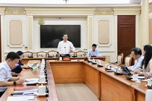 市人委会主席潘文迈（中）主持会议。（图：越勇）