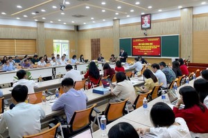 “在建设与完善越南社会主义法权国家中识别、斗争和驳斥错误、敌对观念点”科研会全景。