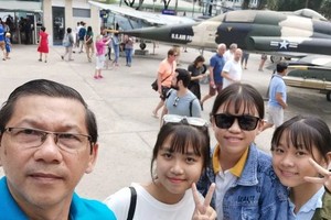 师生们参加实际体验活动。