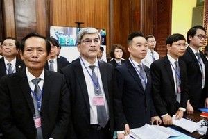 出席法庭为被告张美兰辩护的5名律师。（图：雪花碧）